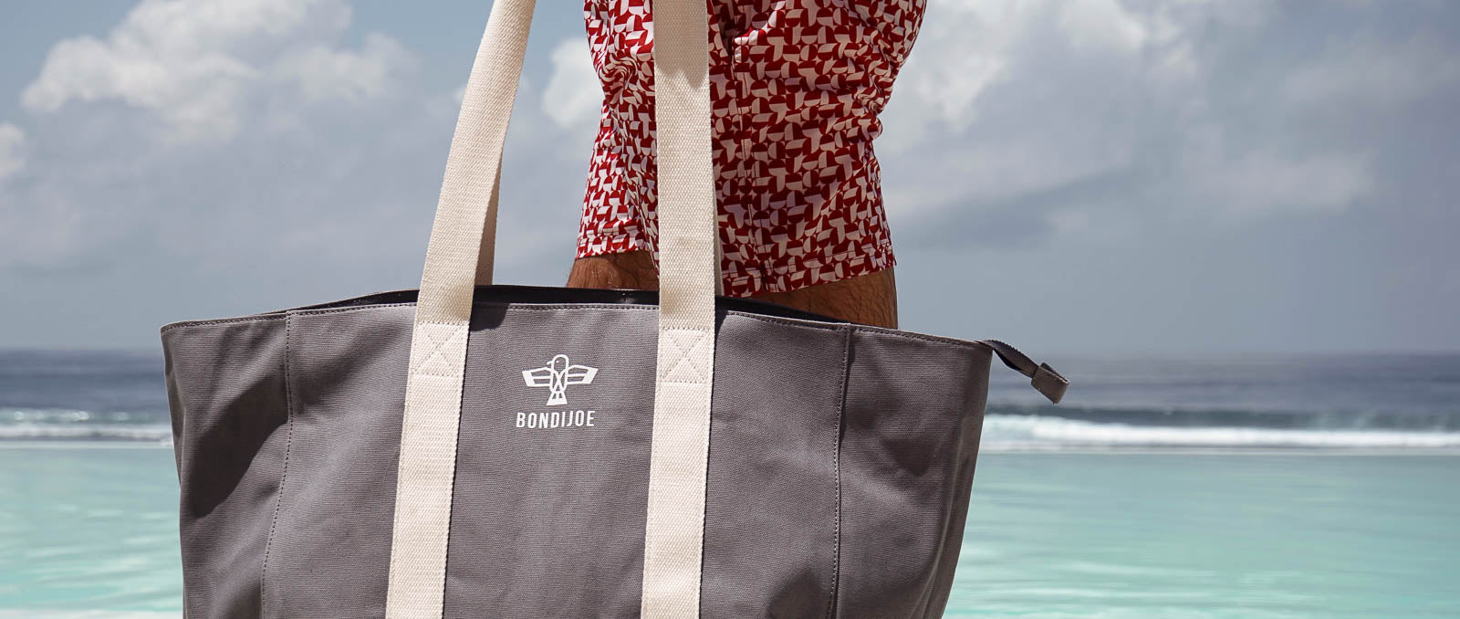 Versatile beach and pool bag styles